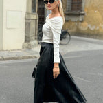 Maglie con spalle scoperte e un fiore sul petto 2329