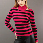 Maglione con righe neri horizontale ed esporre la clavicola art. 8260